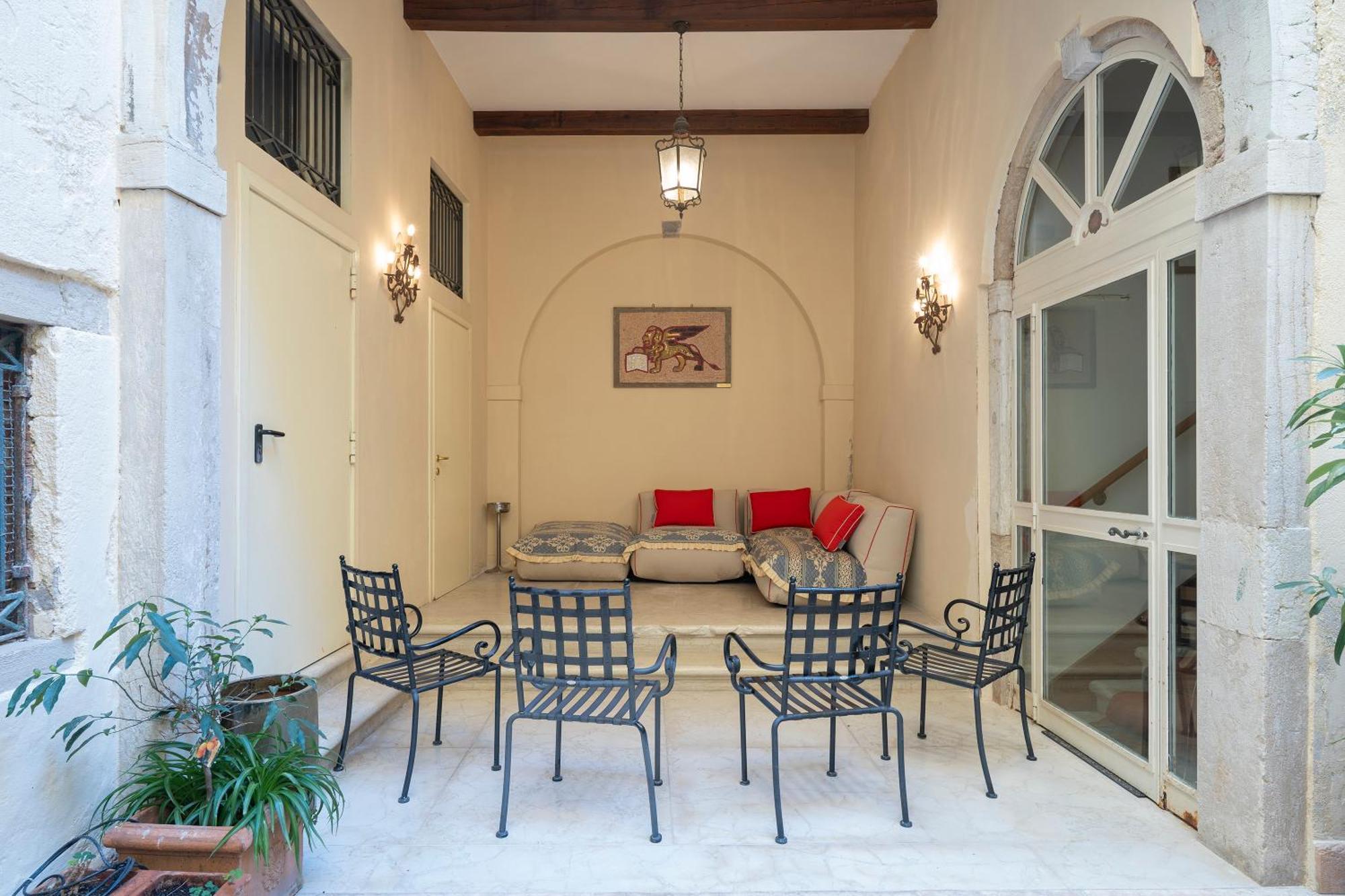 Fortuny3967 Suites & Wine Венеция Экстерьер фото