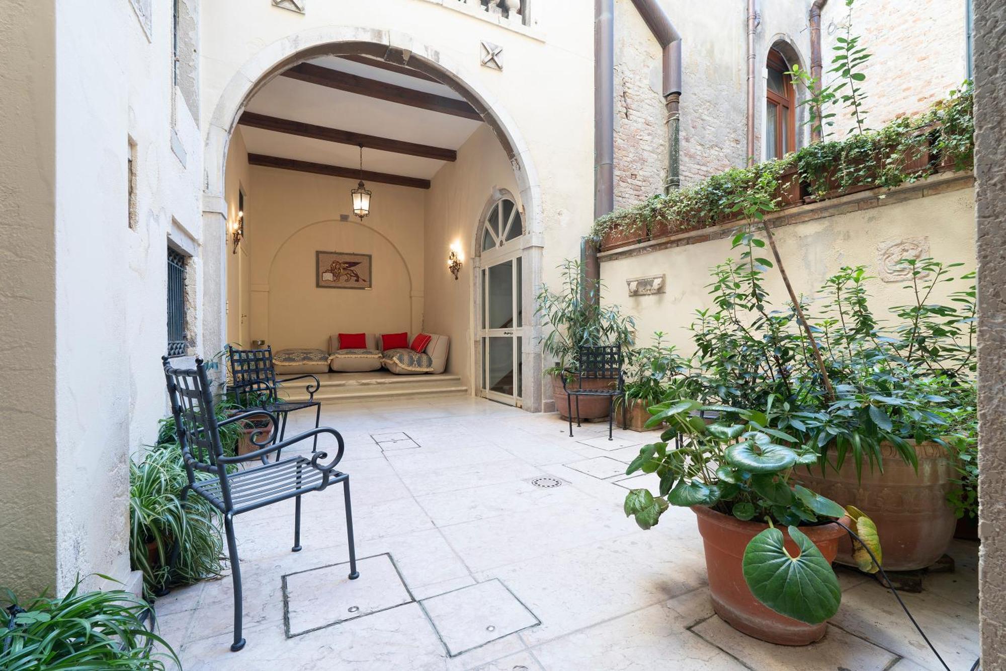Fortuny3967 Suites & Wine Венеция Экстерьер фото